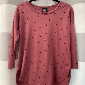 Size M, 3 quarter sleeve. Cute with jeans or casual black comfies.